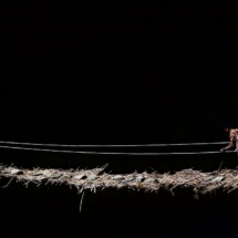 Une passerelle provisoire faite de cables et de branches permet de rejoindre le monastere de Phuktal a 4000 m au Zanskar (Himalaya indien) / A temporary footbridge made of ropes and branches, to reach Phuktal monastery at 4000 m in Zanskar (Indian