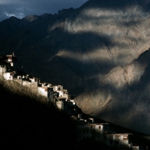 Le monastere de Karcha domine la plaine principale du Zanskar a 3600m (Himalaya indien) / Karcha monastery, built into the mountain face, dominates the Zanskar plateau at an altitude of 3600 m (Indian Himalaya)