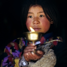 Instant de devotion au temple sacre du Jokhang a Lhasa (Tibet) / Devotion at Jokhang holy temple at Lhasa (Tibet)