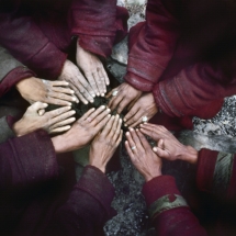 Sur une berge du fleuve gele du Zanskar, des villageois se rechauffent les mains sur les braises du feu (Himalaya indien) / On the banks of the frozen river, village people from Zanskar warm their hands around the fire (Indian Himalaya)