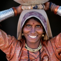 Lila, jeune femme de la communaute des charmeurs de serpents itinerants, du Rajasthan. / Lila, a young woman from the community of strolling snake charmers, Rajasthan, India.