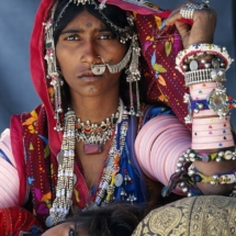 Jeune mariee de la communaute semi-nomade Mir, au Gujarat (Inde) / A young bride from the Mir semi-nomadic community in Gujarat (India)