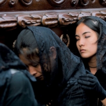 Supportant une statue de Jesus portant sa croix sur un char durant la Semaine Sainte a Antigua, une jeune femme s'identifie a la Vierge et a sa douleur (Guatemala) / A woman bears a statue of Jesus carrying his cross on a float during Holy Week at