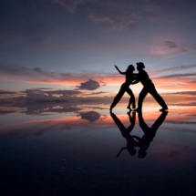 Cecilia Antequera Camacho et Julio Santander sur le Salar d'Uyuni, le plus grand lac sale sec du monde a 3653 m, Bolivie. / Cecilia Antequera Camacho and Ulio Santander on the Salar de Uyuni, the largest dry salt lake in the world, 3653 m above sea