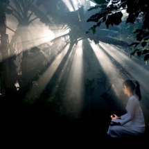 Adepte de yoga et de meditation, Varunee pose en fin de journee dans les collines birmanes de Mrauk-U, reputees comme lieu inspirateur. /