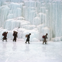 Le froid a fige une cascade sur une riviere gele du Zanskar en hiver (Himalaya indien) / The cold during winter has frozen this waterfall falling into the river in Zanskar (Indian Himalaya)