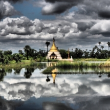 Pagoda of duality - Pagode dans la campagne dÕInnwa, ancienne capitale royale de Birmanie. / -