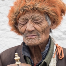 Grande emotion pour ce vieil homme tout juste arrive de son lointain village pour prier face au temple sacre du Jokhang a Lhassa. /