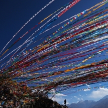 Lungta - Aux cols du Tibet, le vent propage les prieres de compassion imprimees sur les drapeaux accroches par les pelerins (Tibet) /