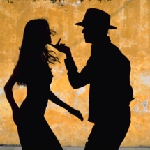 Alberto Rafael Gonzales Figueroa, professeur de danse, et son eleve Claudia Lucia Diaz Lopez, Antigua, Guatemala. / Alberto Rafael Gonzales Figueroa, a dance teacher, and his pupil, Claudia Lucia Diaz Lopez, Antigua, Guatemala.