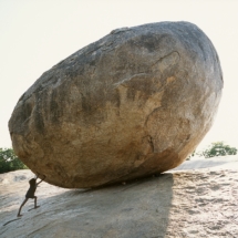 Sur la cote Est, le rocher mythique de Mahabalipuram, Tamil Nadu, Inde. / On the east coast, the mythical rock of Mahabalipuram, Tamil Nadu, India.