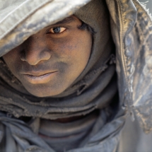 Des travailleurs recrutes au Bihar construisent de leurs mains les routes militaires les plus hautes du monde a 5000 m au Ladakh (Himalaya indien) / Workers recruited from Bihar melt tar at the edge of the military road they are building in Ladakh,