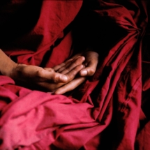 Un jeune moine s'exerce a la meditation a l'ecole monastique du Dzong de Tongsa (BHOUTAN) / A young monk practices the art of meditation in the monastic school of the Tongsa Dzong (Bhutan)