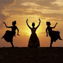 Une ecole de danse du Kerala dans les positions choregraphiques du Bharata Natyam, la danse classique de l'Inde du sud (Inde) / A dance school in Kerala performs steps from the Bharata Natyam, the classical dance from Southern India (India)