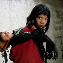 Fillette et son frere endormi, Zanskar, Inde. / A little girl and her sleeping brother, Zanskar, India.