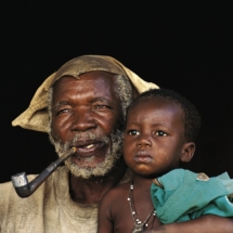 Guegnemo Kassogue initie les enfants dans la societe des masques en pays Dogon (Mali) / Guegnemo Kassogue initiates chlidren to the society of masks in Dogon country (Mali)