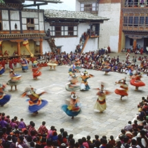 La danse des chapeaux noirs (Shanag) durant le festival religieux de Tschechu au Dzong de Wangdiphodrang (BHOUTAN) / Black hats (shanag) dancing during the religious Tschechu festival at the Wangdiphodrang Dzong (Bhutan)