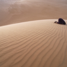 Priere dans le desert libyen. / Praying in the Libyan desert.