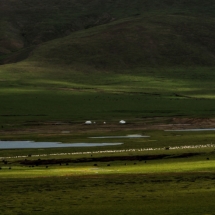 En ete, a lÕest du Tibet, les bergers du Kham installent leurs campements dans les vallees verdoyantes des hautes vallees pour y faire paitre leurs troupeaux de yaks et de chevres. /