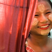 Au Myanmar, Ei Ei Phyo, 13 ans, s'est maquillee selon sa fantaisie avec de l'ecorce broyee de thanaka. / Ei Ei Phyo, aged 13, has decorated her face with the crushed bark of the thanaka tree, Myanmar.