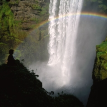 Wen Yutao, adepte de meditation, au pied des chutes de Skogarfoss en Islande. / Wen Yutao, a keen practicer ofÊÊmeditation, at the foot of the Skogarfoss falls in Iceland.
