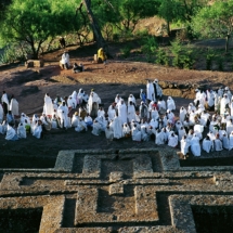 Ceremonie du Timkat a lÕeglise de Bieta Ghiorghis de Lalibela, Ethiopie. / The congregation gathers around the church of Bieta Ghiorghis during the Timkat festivities, Lalibela (Ethiopia)