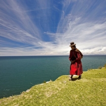 Titikaka. Agripina, indienne Aymara du Perou, va chercher ses moutons pres du lac Titikaka a 3800m. / Titikaka. Agripina, an Aymara Indian woman, goes to fetch her sheep near lake Titicaca, 3800m above sea level, Peru..