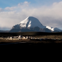 Vue du monastere Chiu Gompa au crepuscule sur les chortens evoquant lÕunivers et les enseignements du Bouddha, avec en arriere plan le mont Kailash. /