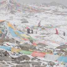 Des pelerins tibetains et indiens effectuent la "Cora" le pelerinage autour du Mont Kailash (6714 metres) "le precieux joyaux des neiges" la montagne la plus sacree des bouddhistes et des indhouistes, au sud du Tibet. Dans la deuxieme etape de ce pelerinag