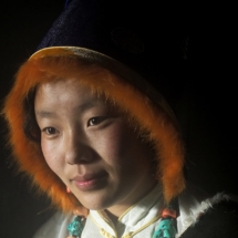 Drolma, jeune bergere tibetaine de 17 ans dans sa maison d'hiver d'une vallee isolee du Kham. (Chine) /