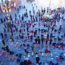 Chaque jour, des pelerins se prosternent de tout leur corps sur les dalles face au temple du Jokhang a Lhassa. /